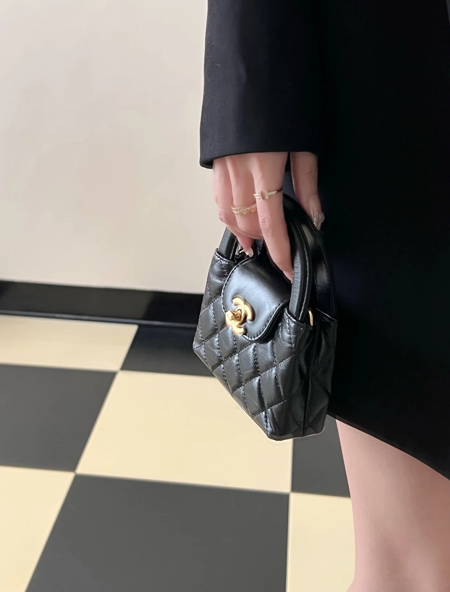 Миниатюрная сумочка Chanel Kelly на цепочке, черная.