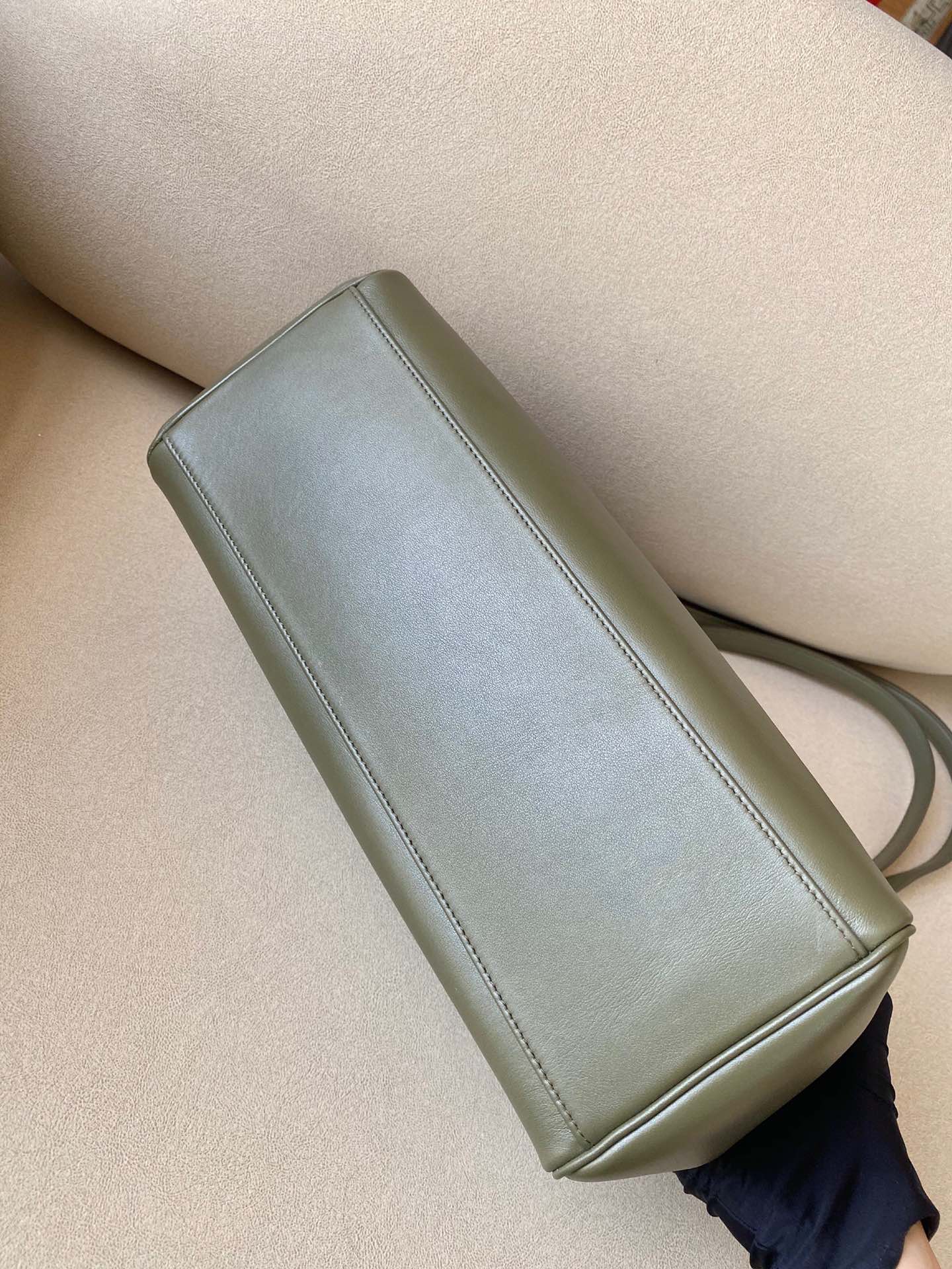 Сумка Celine Soft 16 Medium из гладкой телячьей кожи