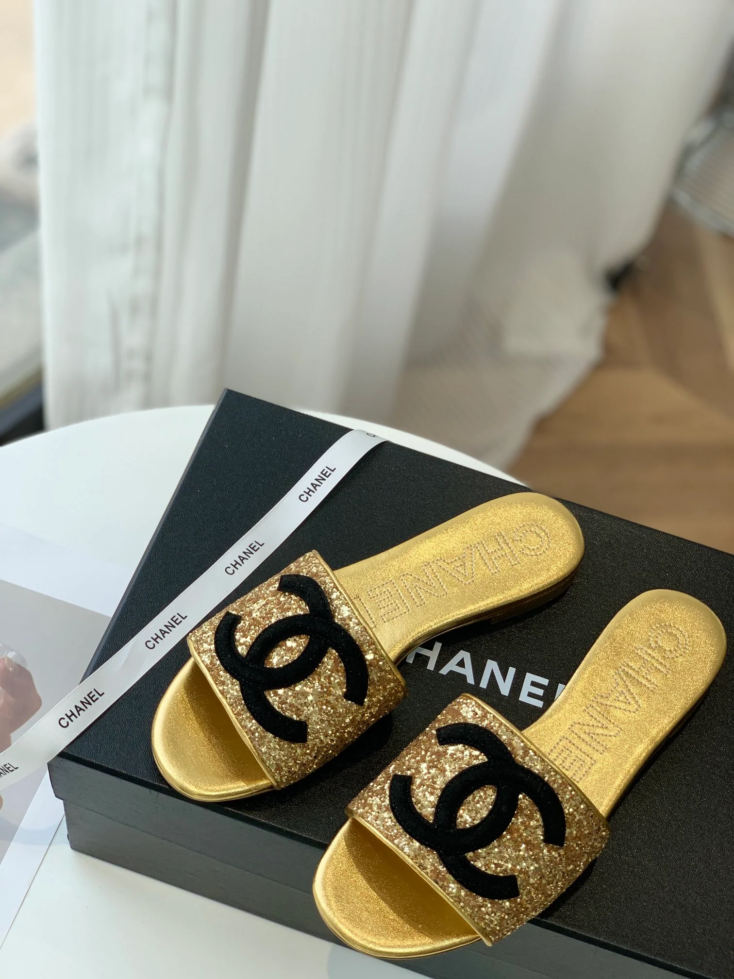 Новинка 2023 года от Chanel - Тапочки из овечьей кожи - Золотистые