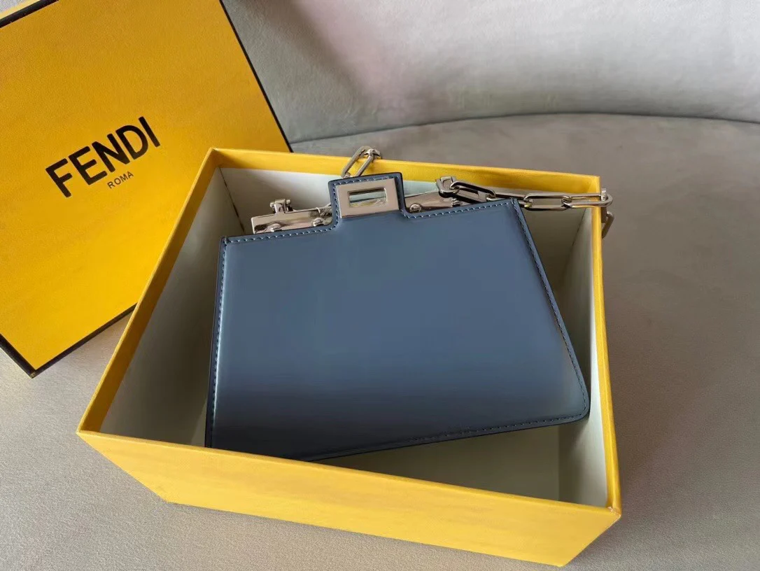 Модель с подиума Fendi 2023 года - вырез 