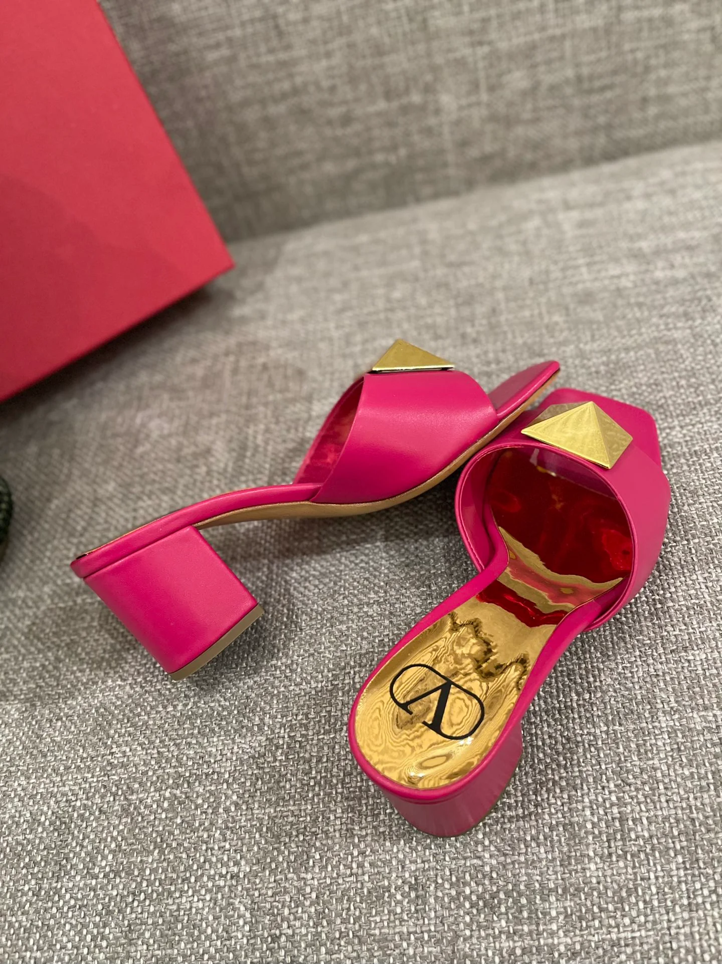 Босоножки Valentino на массивном каблуке - розовые