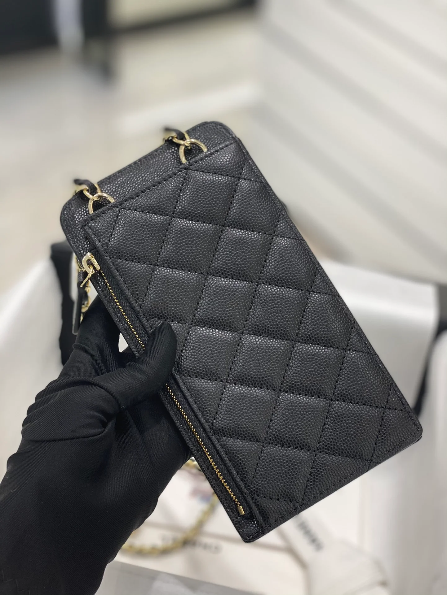 Chanel - Сумка для телефона из зернистой кожи - Черная с золотой фурнитурой