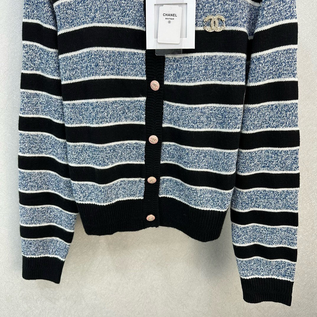Роскошный кардиган Chanel с круглым вырезом и эмблемой, весна/лето 2024.