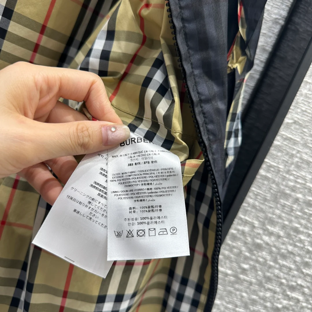 Burberry - 2403-24 Новинка ранней весны. Куртка с капюшоном в клетку.