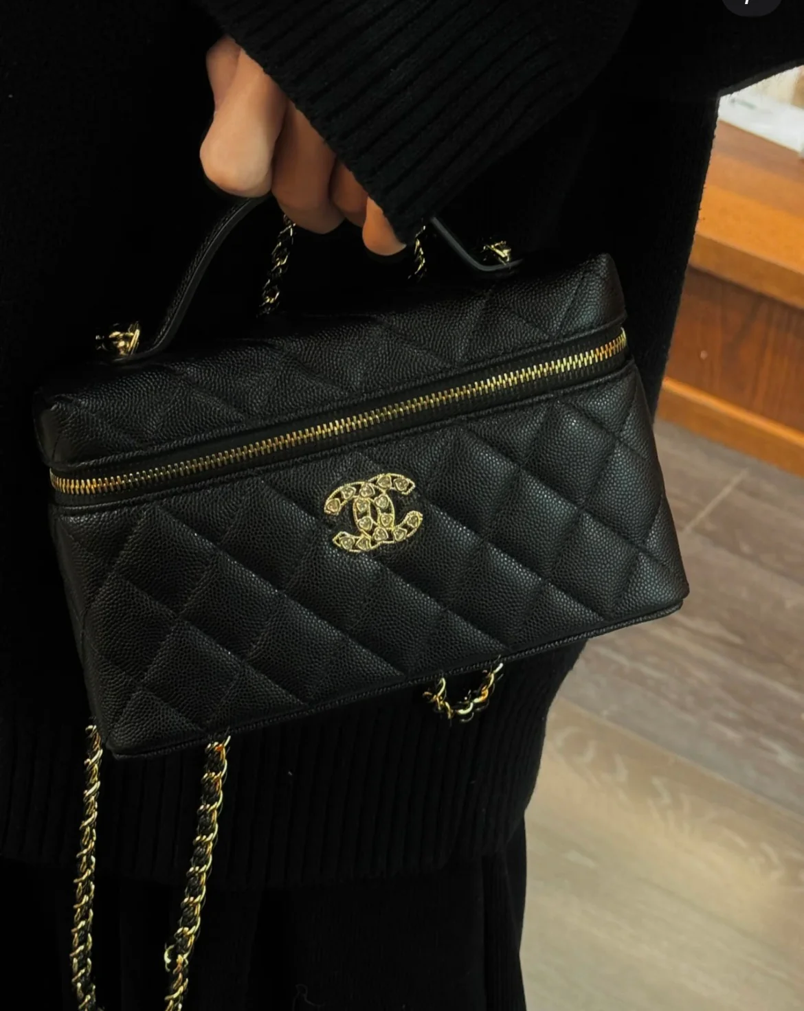 Сумка-бенто Chanel 25p-LP с застежкой в ??форме сердца, украшенной бриллиантами — черная.