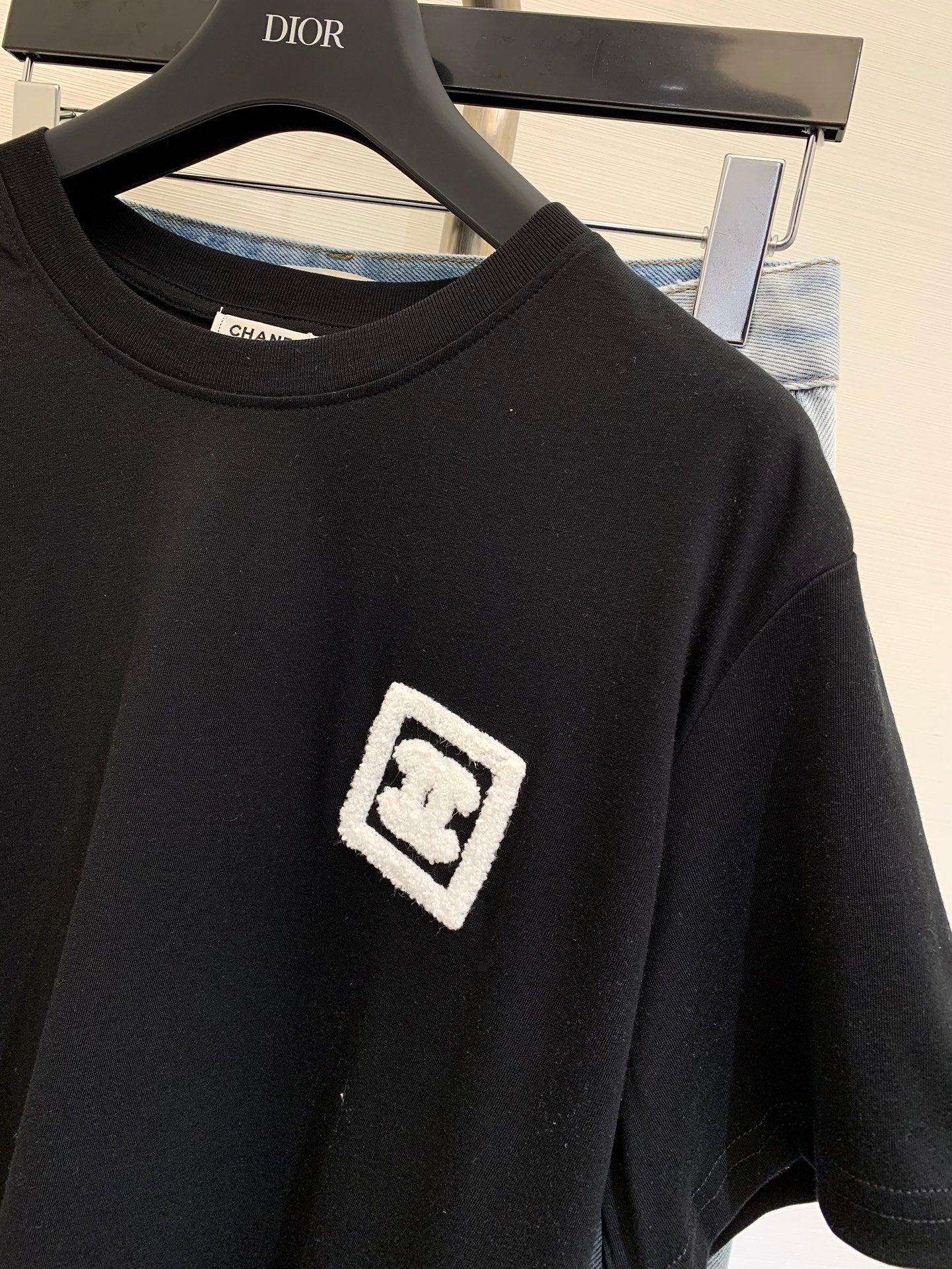 Футболка Chanel 2404 Весна/Лето в винтажном стиле, с вышивкой, квадратным вырезом, коротким рукавом, из махровой ткани — черная.