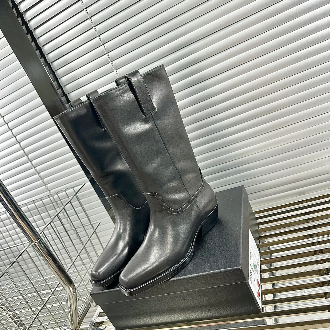 Новинка сезона осень/зима 2023 от Chanel - Мотоциклетные ботинки на низком каблуке - Черные