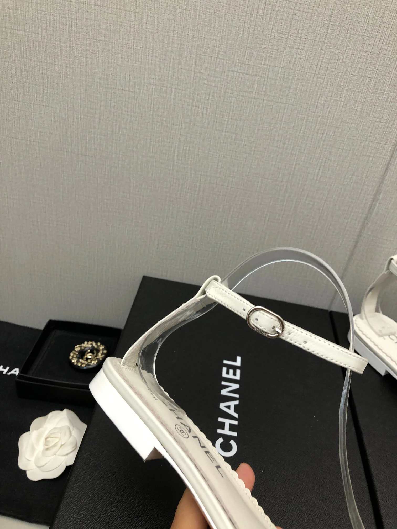 Новинка весны 2023 года от Chanel - сандалии на плоской подошве с цепочкой - белые.