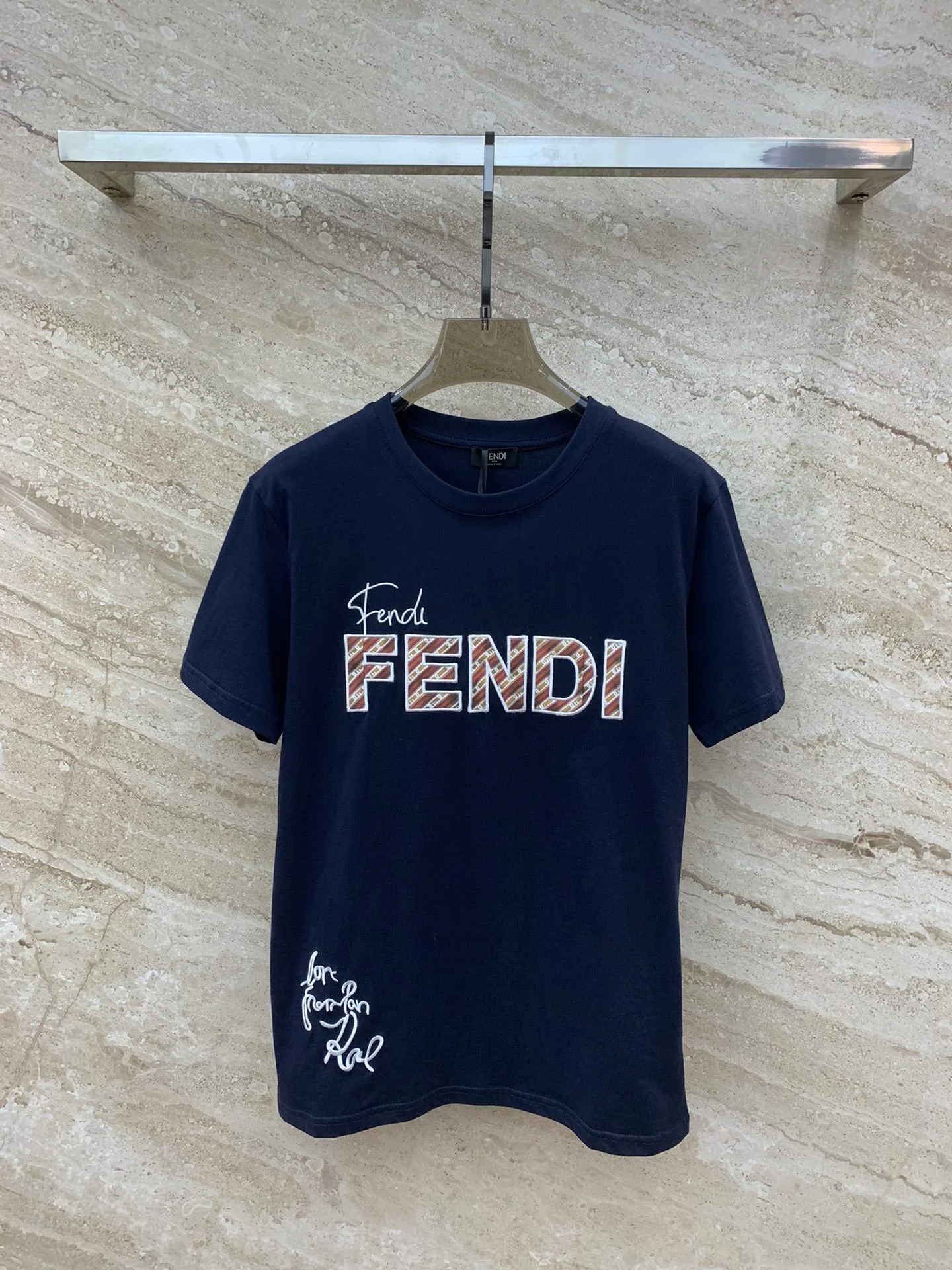 Футболка Fendi 2403-24ss Весна/Лето с вышитым логотипом, круглым вырезом и коротким рукавом - синяя