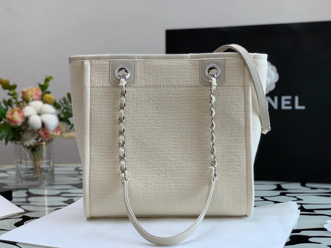 Пляжная сумка Chanel из коллекции осень/зима 2022 — белая — маленькая.