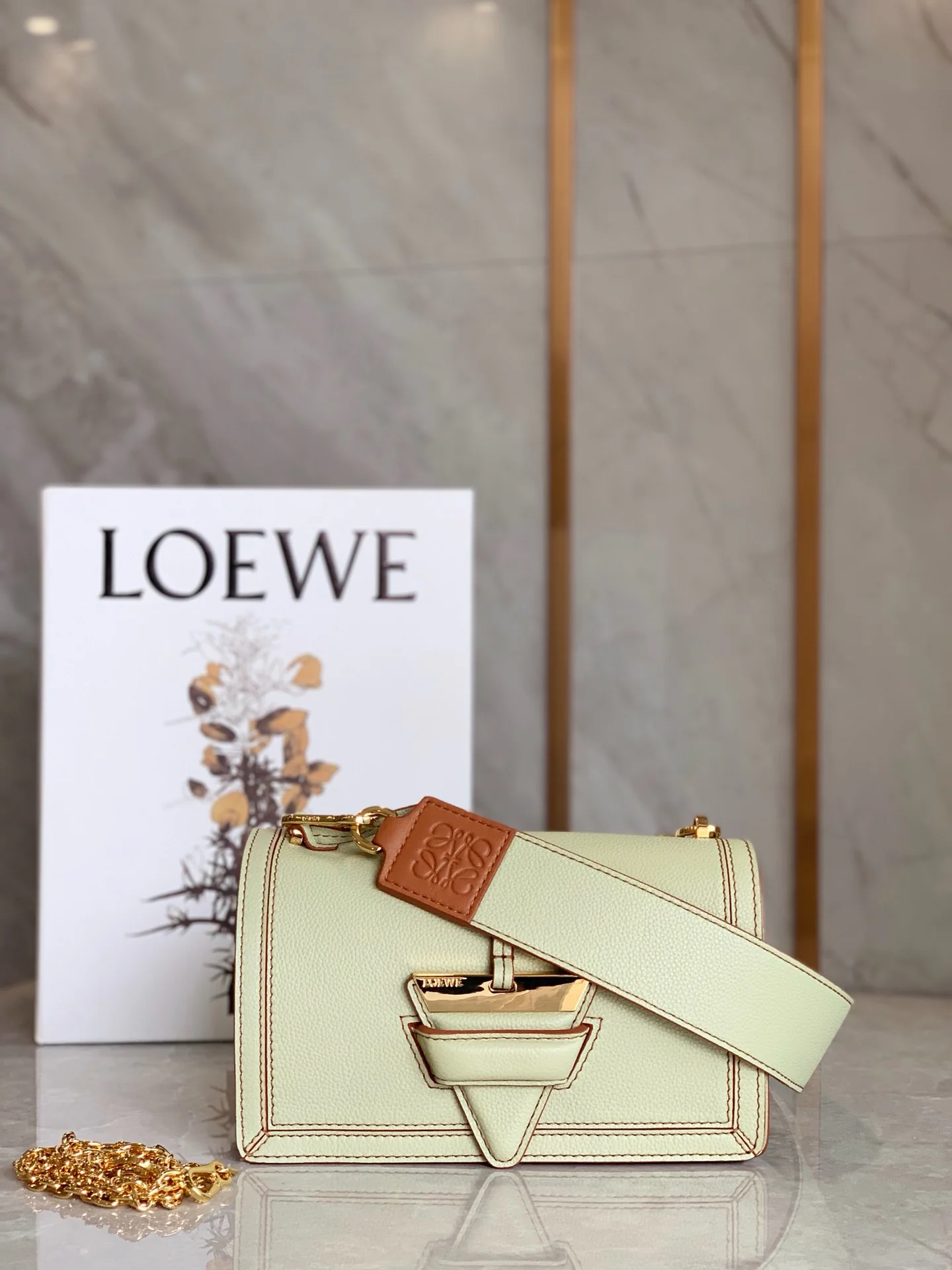 Треугольная сумка Loewe - Мягкая зернистая кожа - Телячья кожа - 3