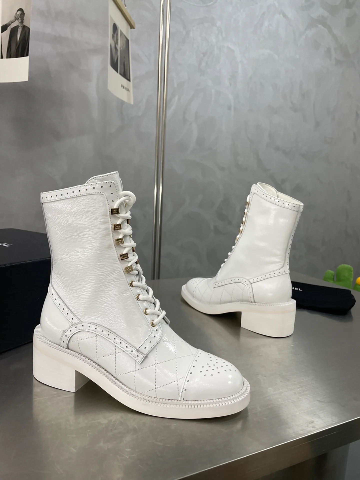 Chanel - Ботильоны на шнуровке на низком каблуке до середины икры - Белые