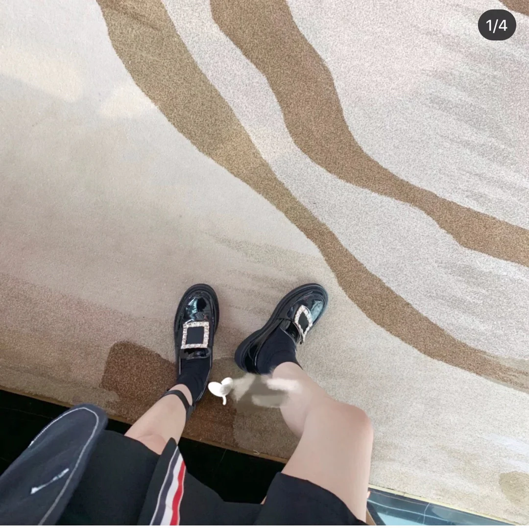 Обувь RV Shoes - 22ss - Афро-прическа из лакированной кожи, украшенная стразами - Фотографии на теле