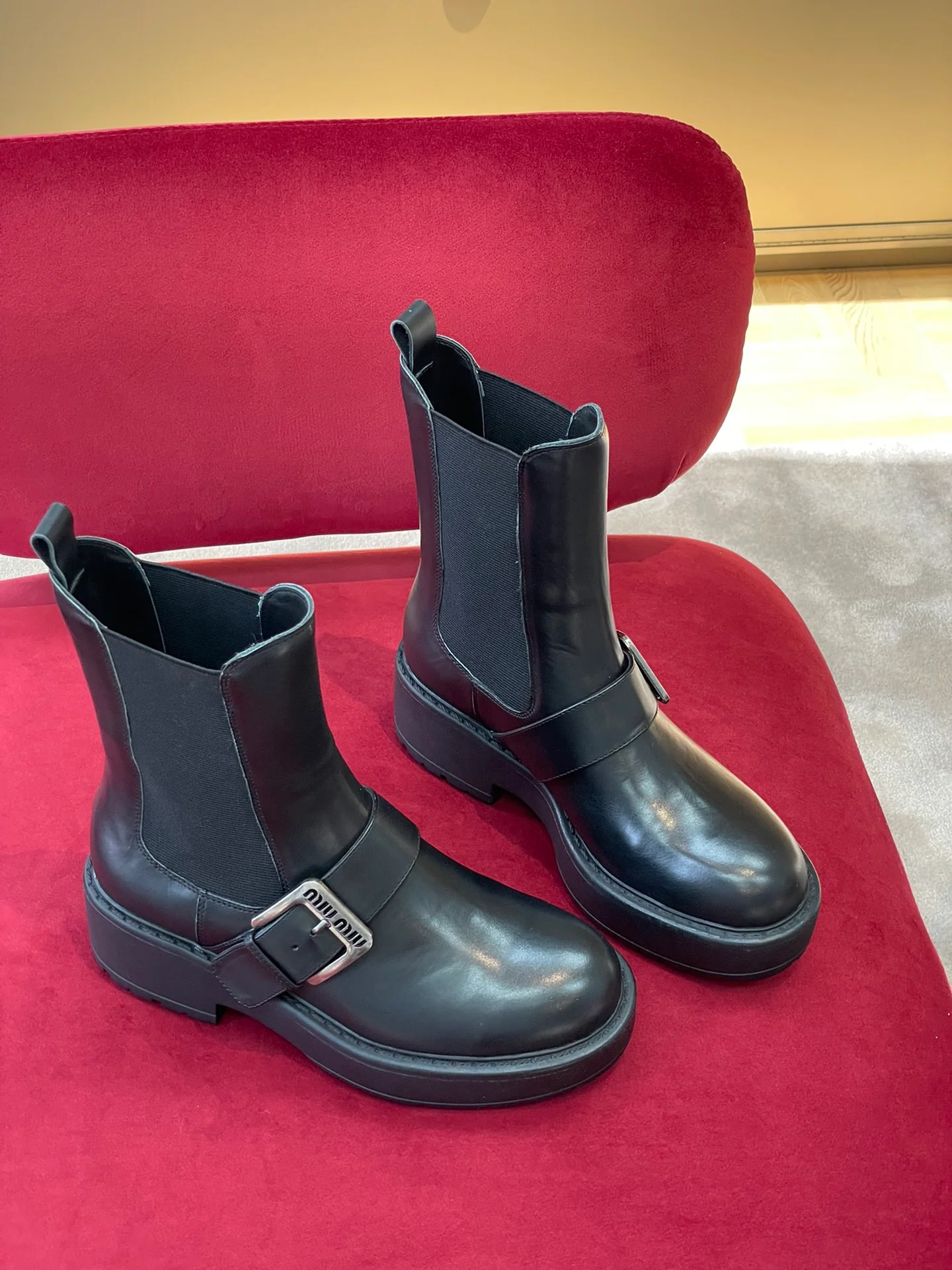 Новинка сезона осень/зима 2022 от Miu Miu — ботинки челси.