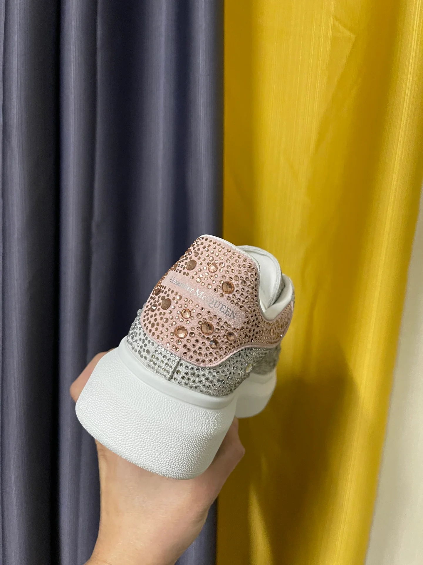 Классические белые кроссовки McQueen - унисекс - белые - полностью украшены стразами, розовые - премиум-издание