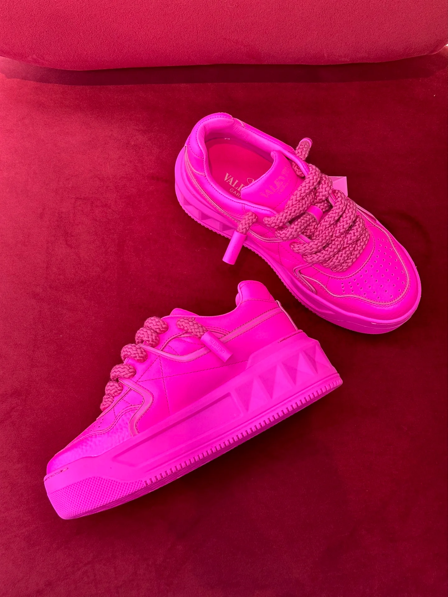 Новинка лета 2023 от Valentino - Кроссовки на платформе из телячьей кожи - Парные - 6 см - Розовые