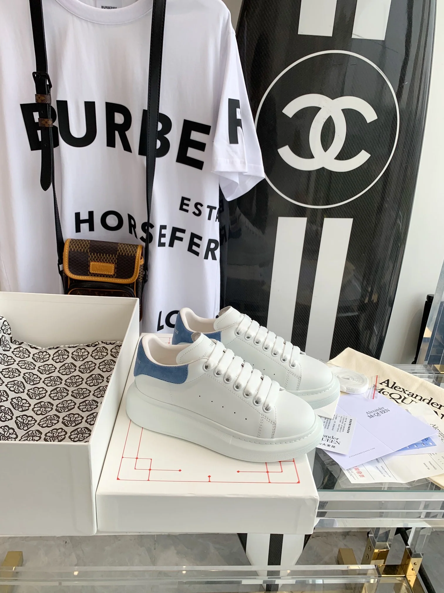 Классические белые кроссовки McQueen - синяя задняя часть - 1