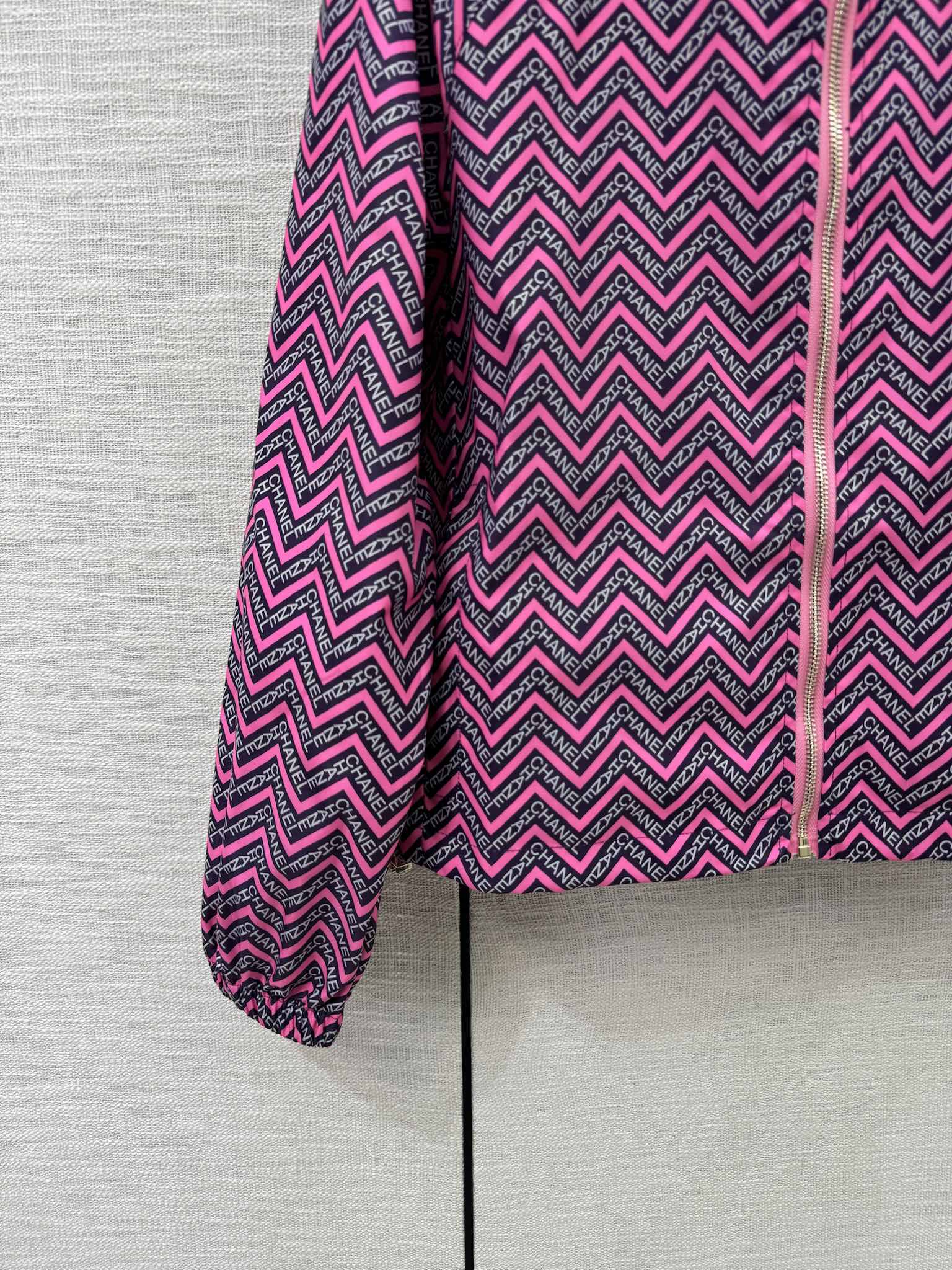 Костюм Chanel 2404 с буквенным принтом - фиолетовый