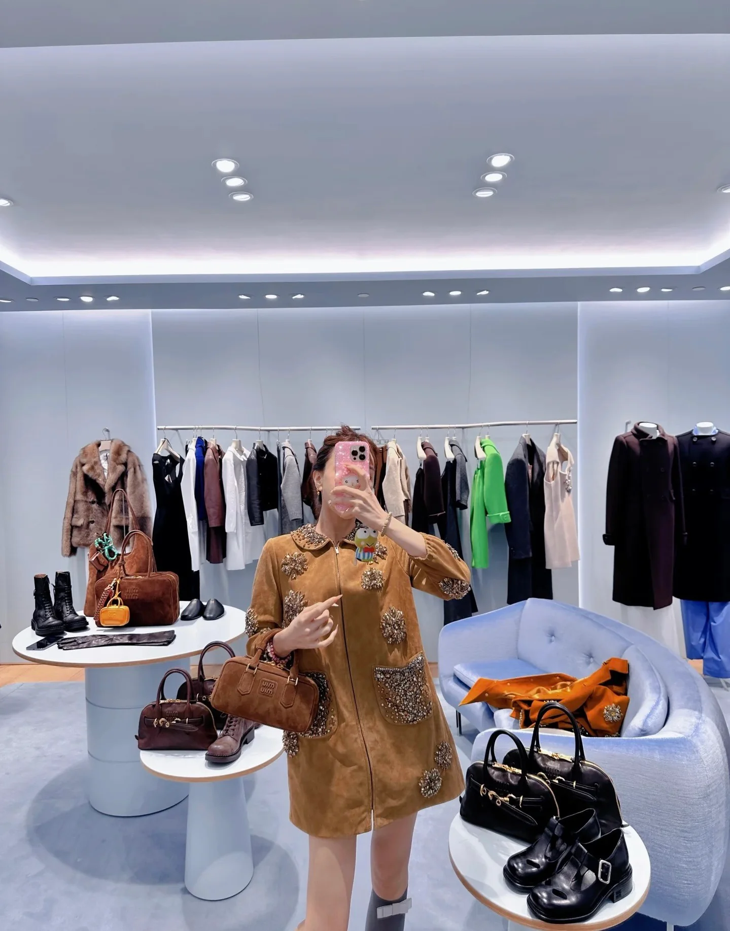 Сумка-боулинг Miu Miu из замши, маленькая, коричневая, излучает роскошь при ношении.