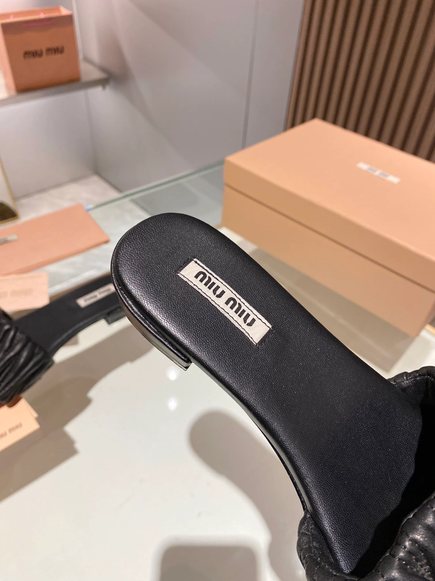 Новинка весны 2023 года от Miu Miu - плоские тапочки - черные