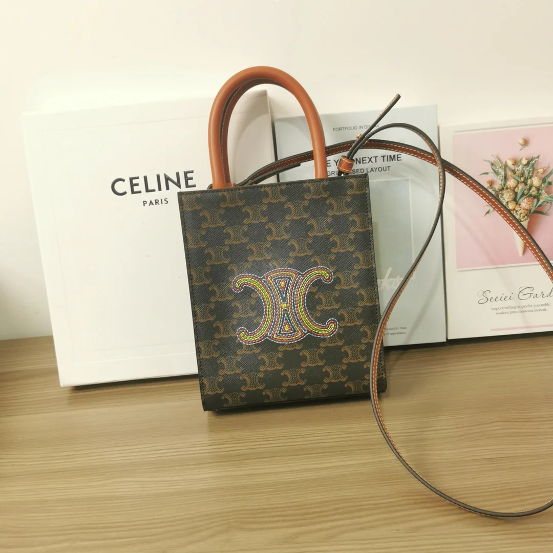 Вышивка на мини-сумке Celine