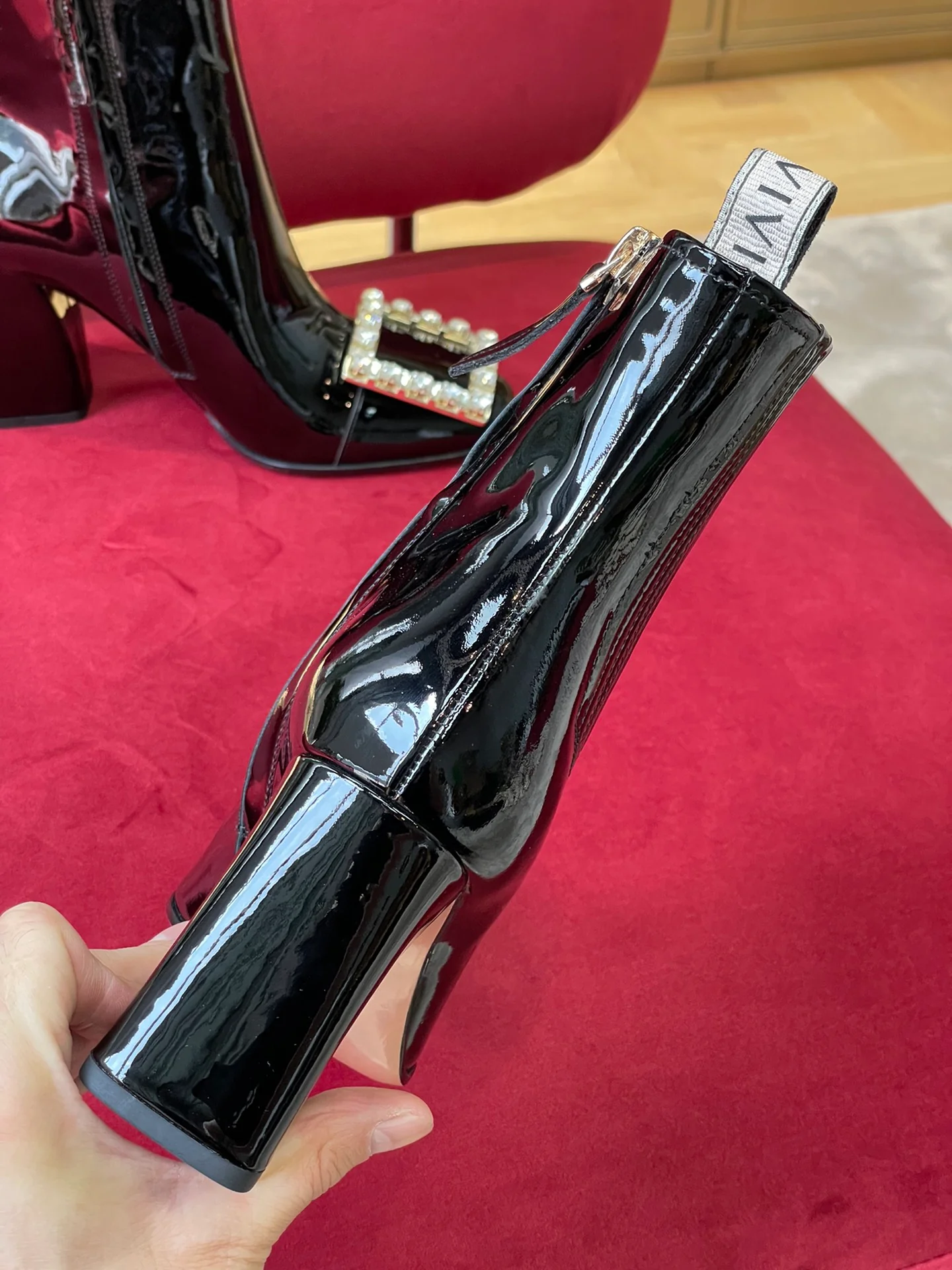 Обувь RV - Коллекция осень/зима 2022 - Лакированные ботильоны с пряжками, украшенными стразами.