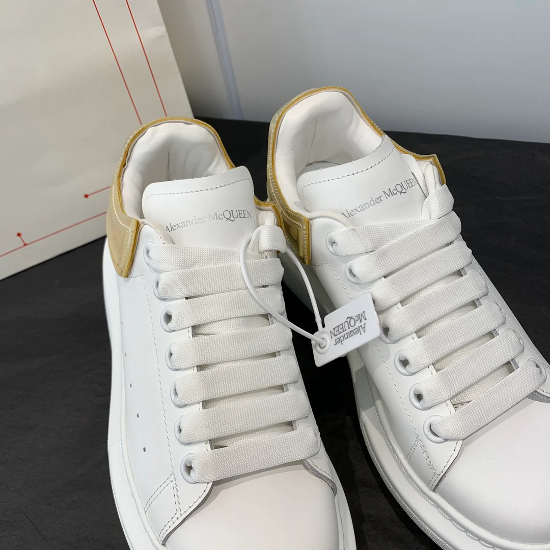 Классические белые кроссовки McQueen - на каблуке-резинке - золотисто-желтые