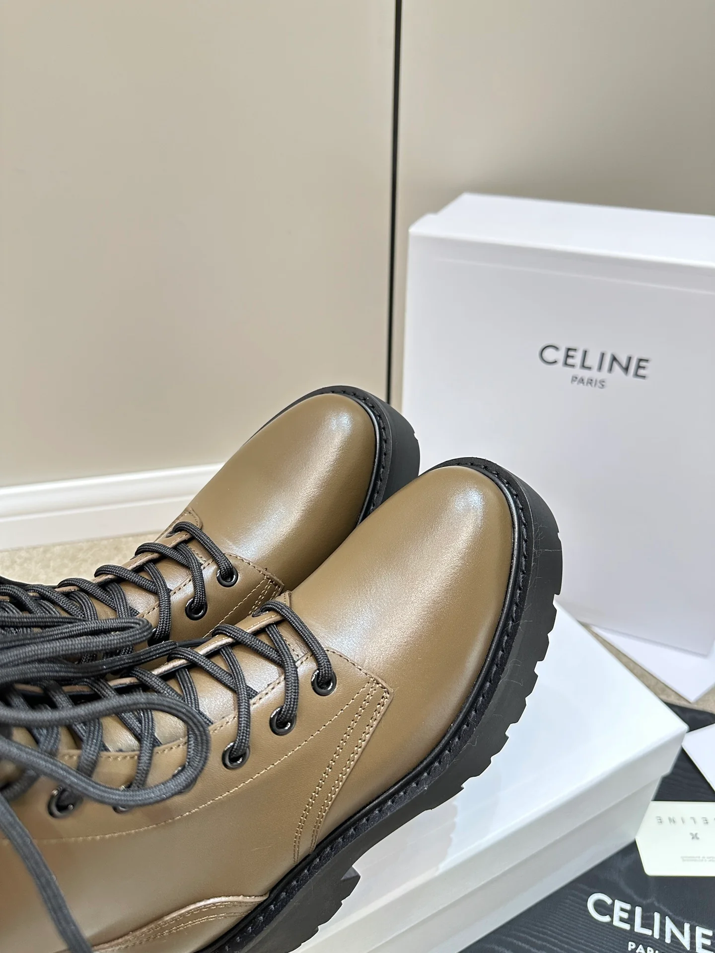 Ботинки Celine на платформе с перфорацией из телячьей кожи - коричнево-зеленые