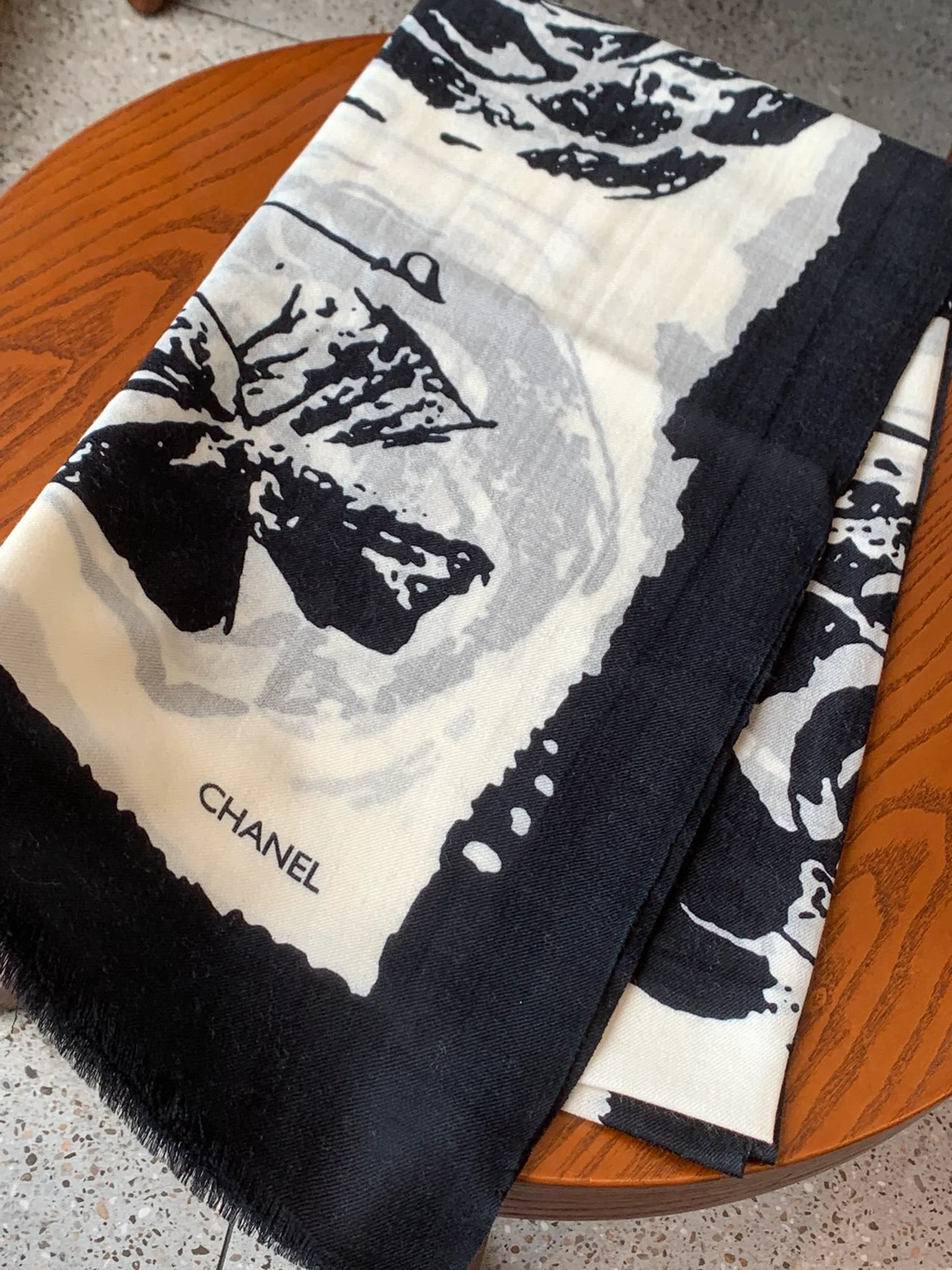 Шарф из коллекции Chanel Camellia