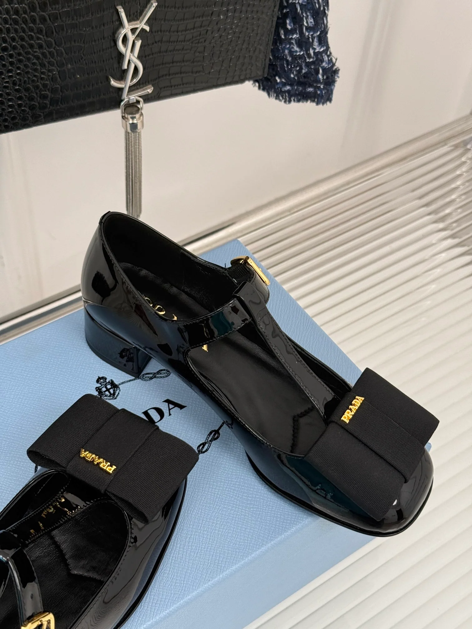 Классические туфли-мэри-джейн Prada с Т-образным ремешком и бантом, закругленным носком, глянцевые, черные.