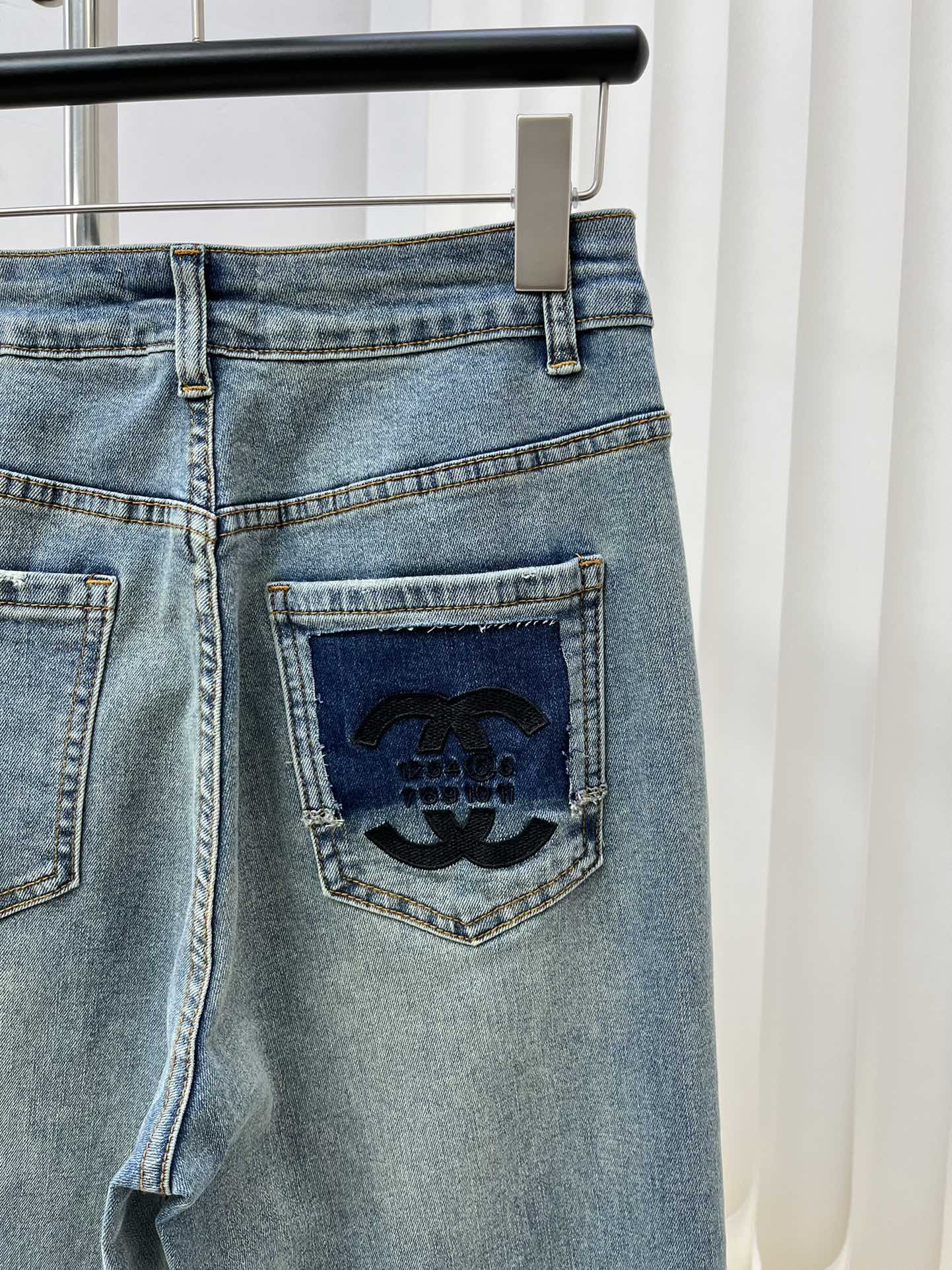 Классические джинсы Chanel 2403 с вышитыми буквами - 1 шт.