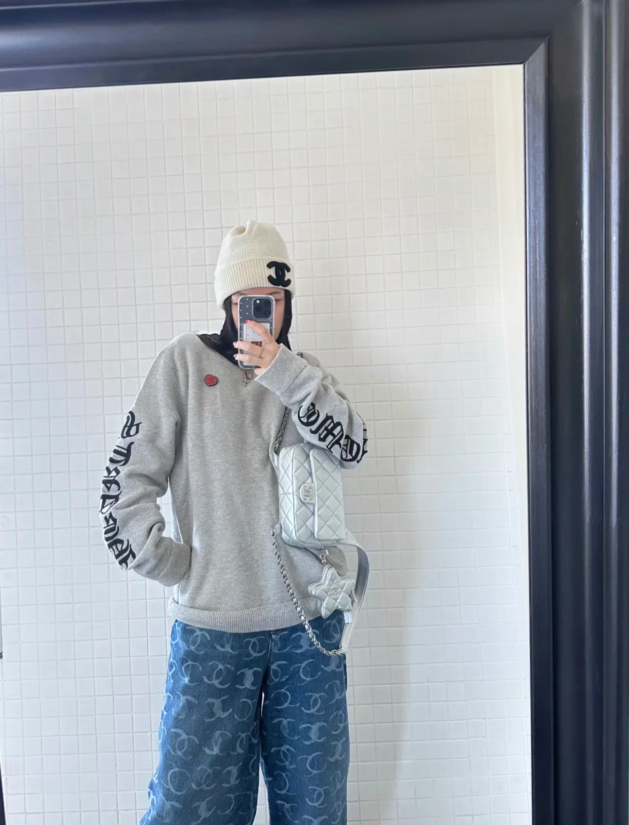 Новая коллекция Chanel весна/лето - сумка-хобо - сумка-мессенджер в стиле хиппи - серебристая