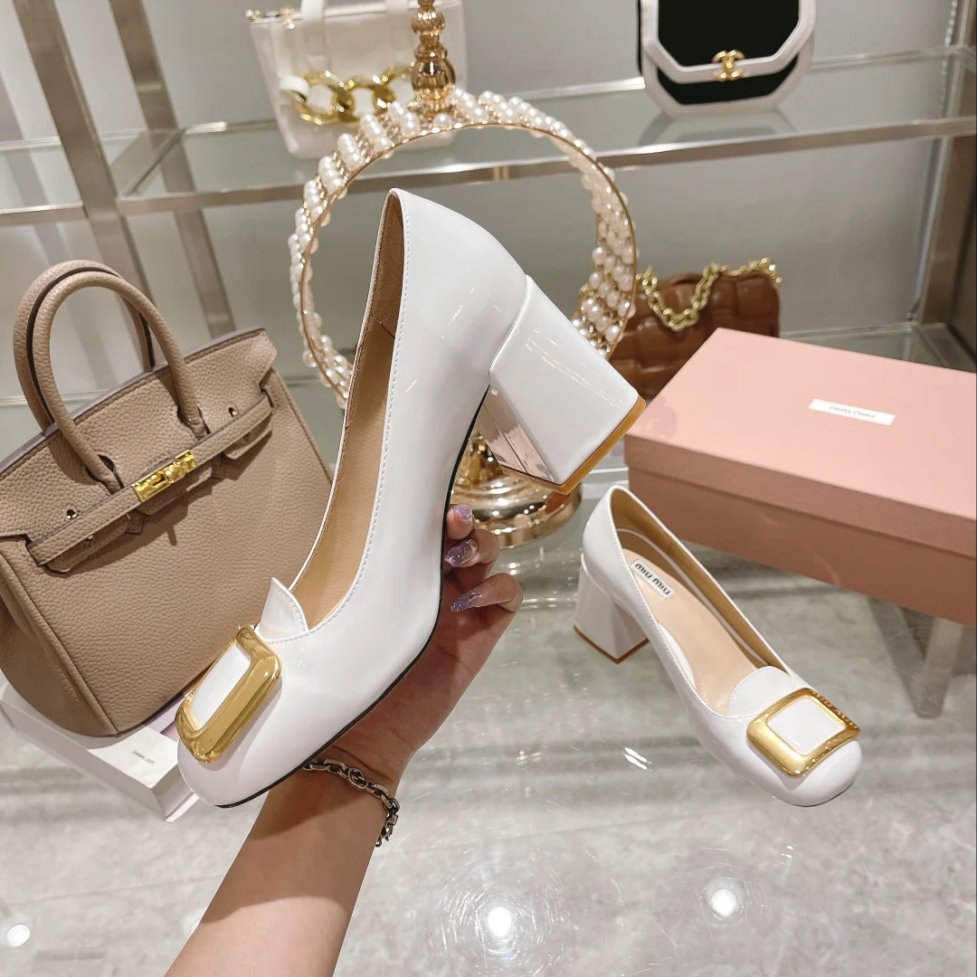 Новинка сезона осень/зима 2022 от Miu Miu - Туфли с квадратным носком и массивным каблуком - Белые