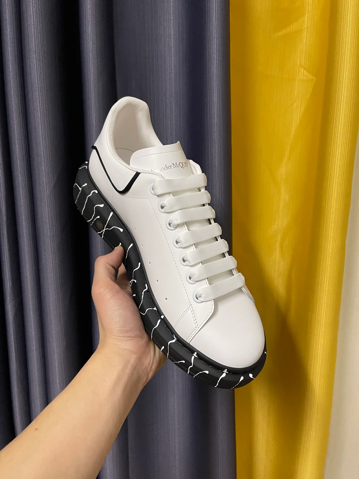 Классические белые кроссовки McQueen - унисекс - полностью белая кожа - белые граффити на черной основе