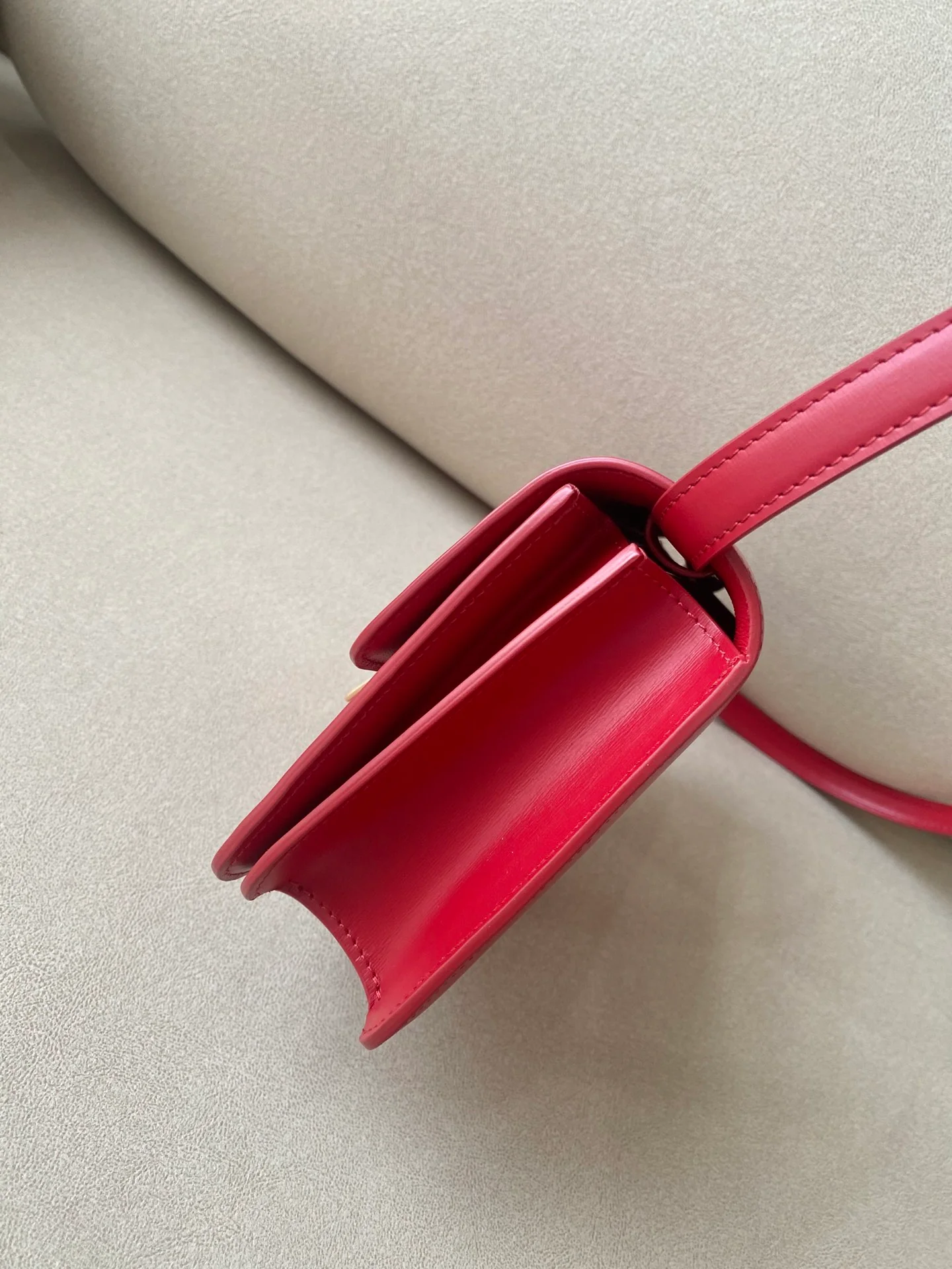 Сумка Celine Box-Tteen из полированной телячьей кожи - красная.