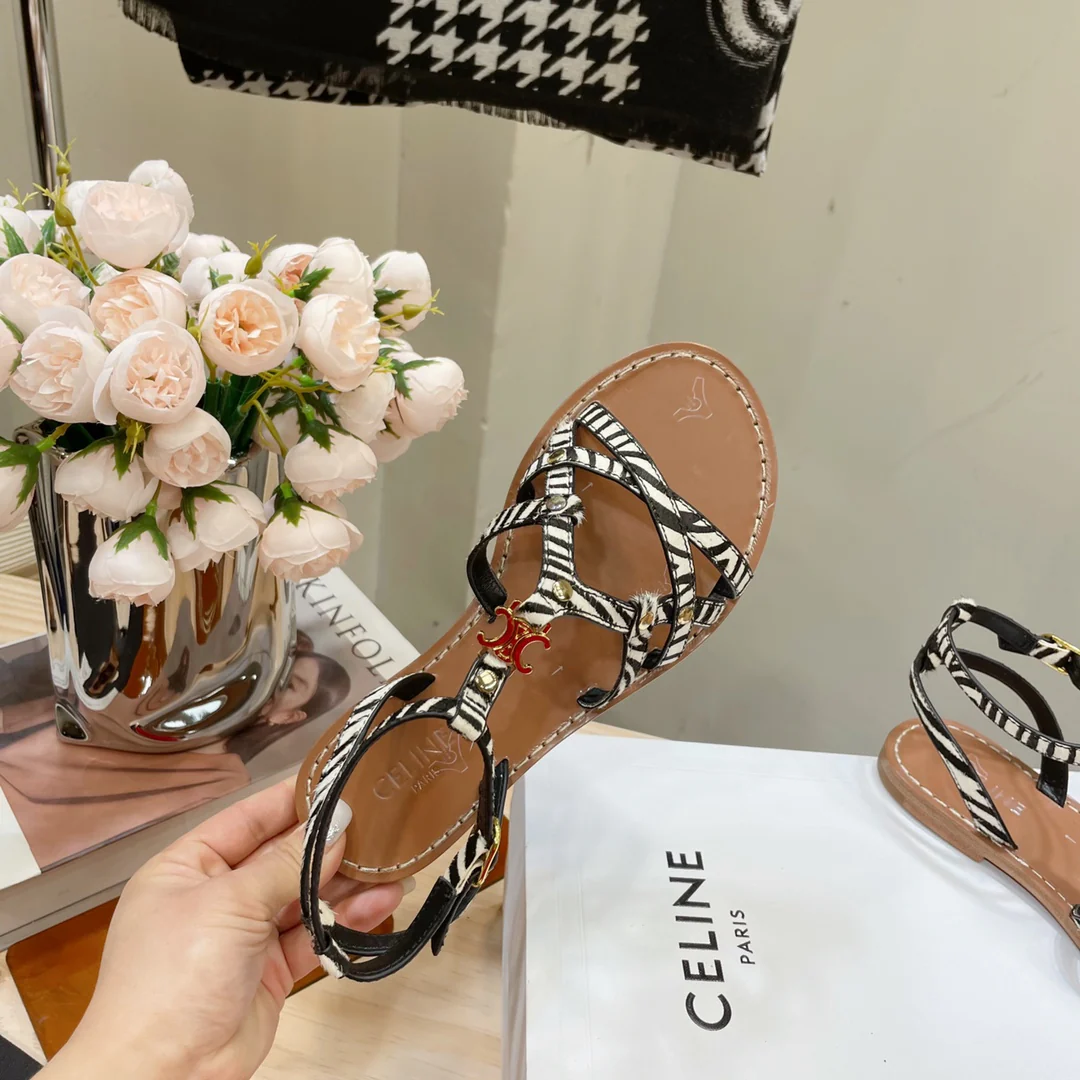 Новинка сезона весна/лето 2023 от Celine - римские сандалии с ремешками