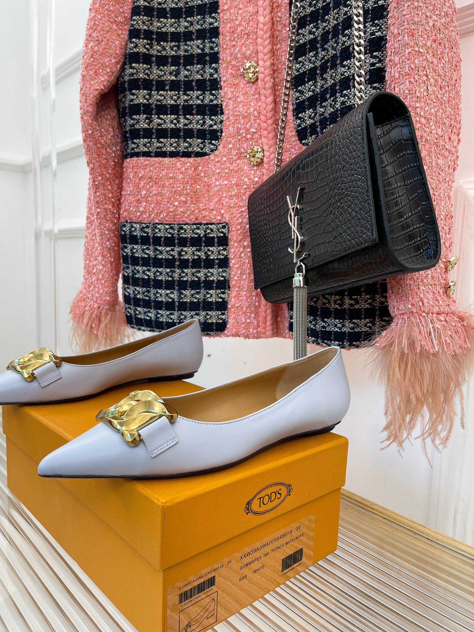 Весенняя коллекция Tods 2023 - Классические балетки с острым носком и металлическим кольцом