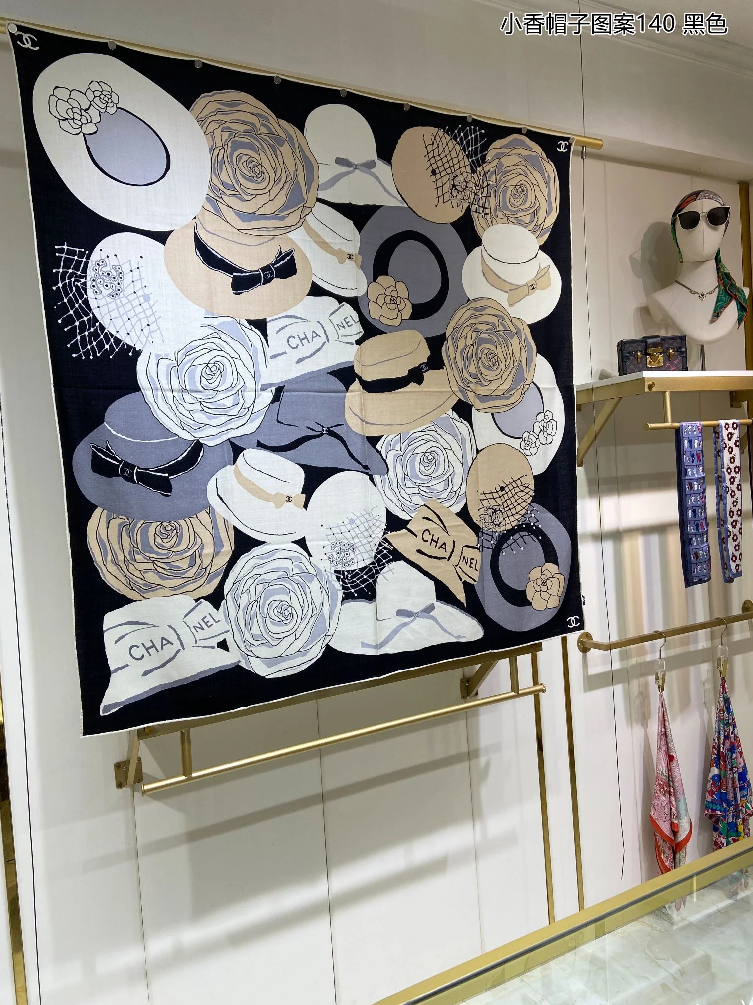 Кашемировый шелковый платок Chanel с узором ?Камелия?, 140 унций.