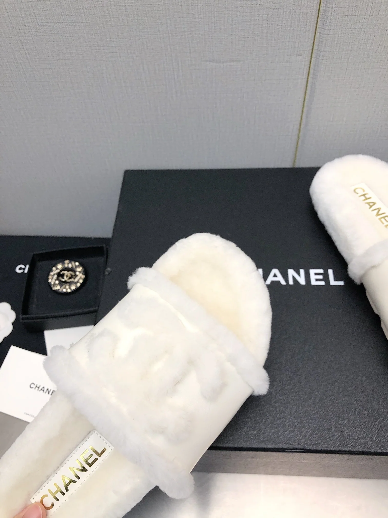 Новинка сезона осень/зима 2023 от Chanel - шерстяные тапочки в клетку - белые кожаные.