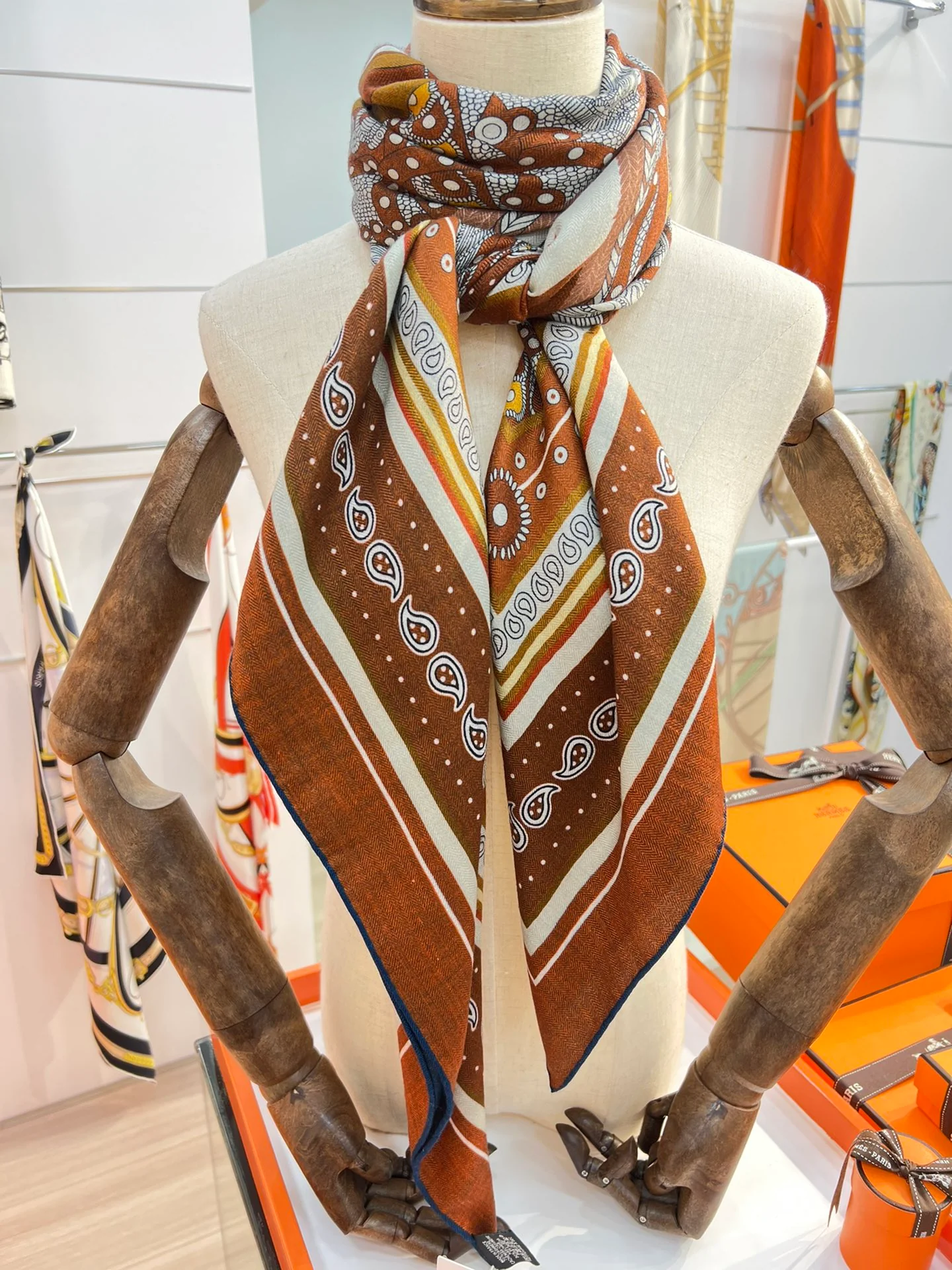 Большой двусторонний бархатный шарф Hermes - 140 см - 002