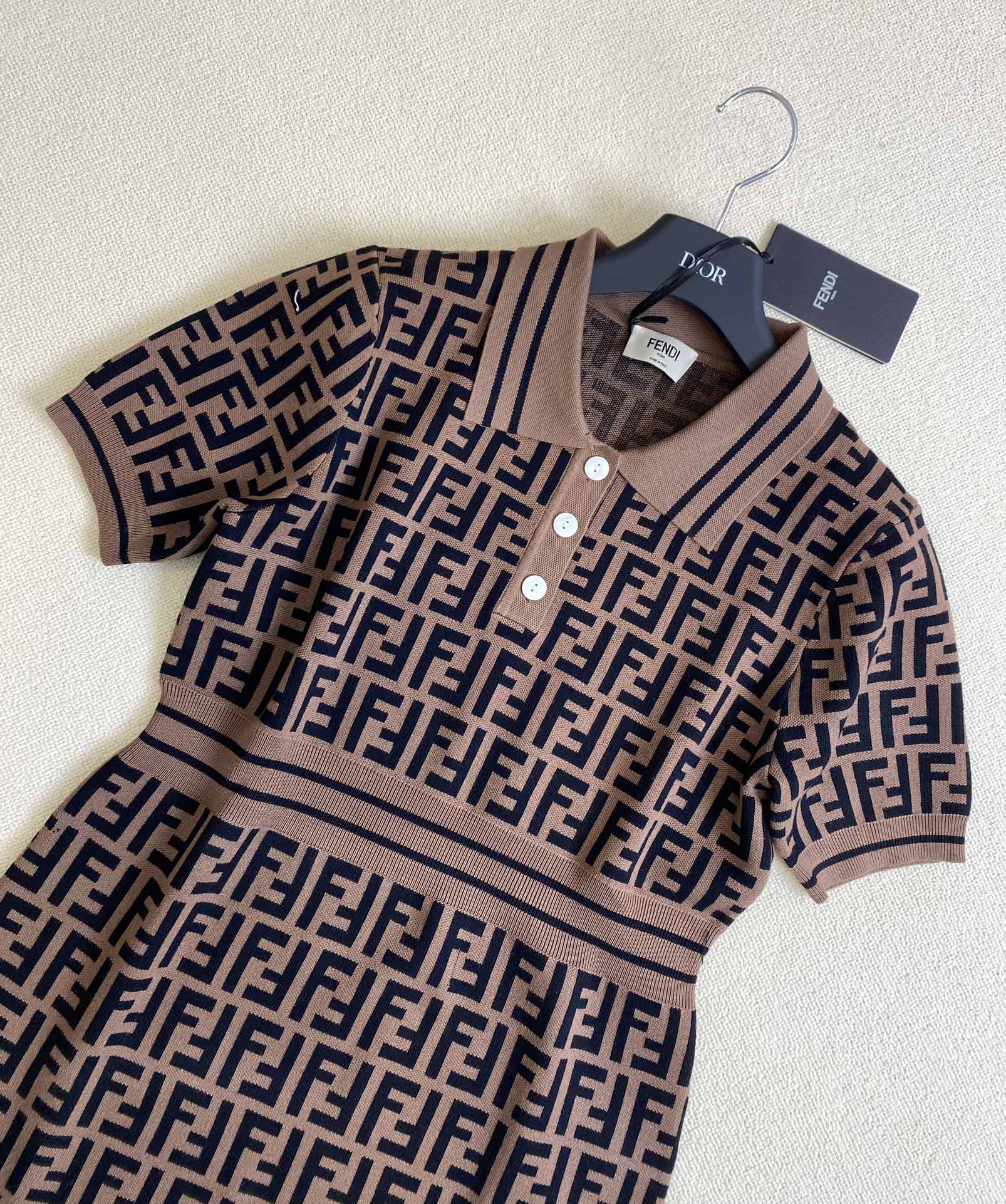 Fendi - 2403 - Новинка ранней весны: вязаное длинное платье с монограммой.