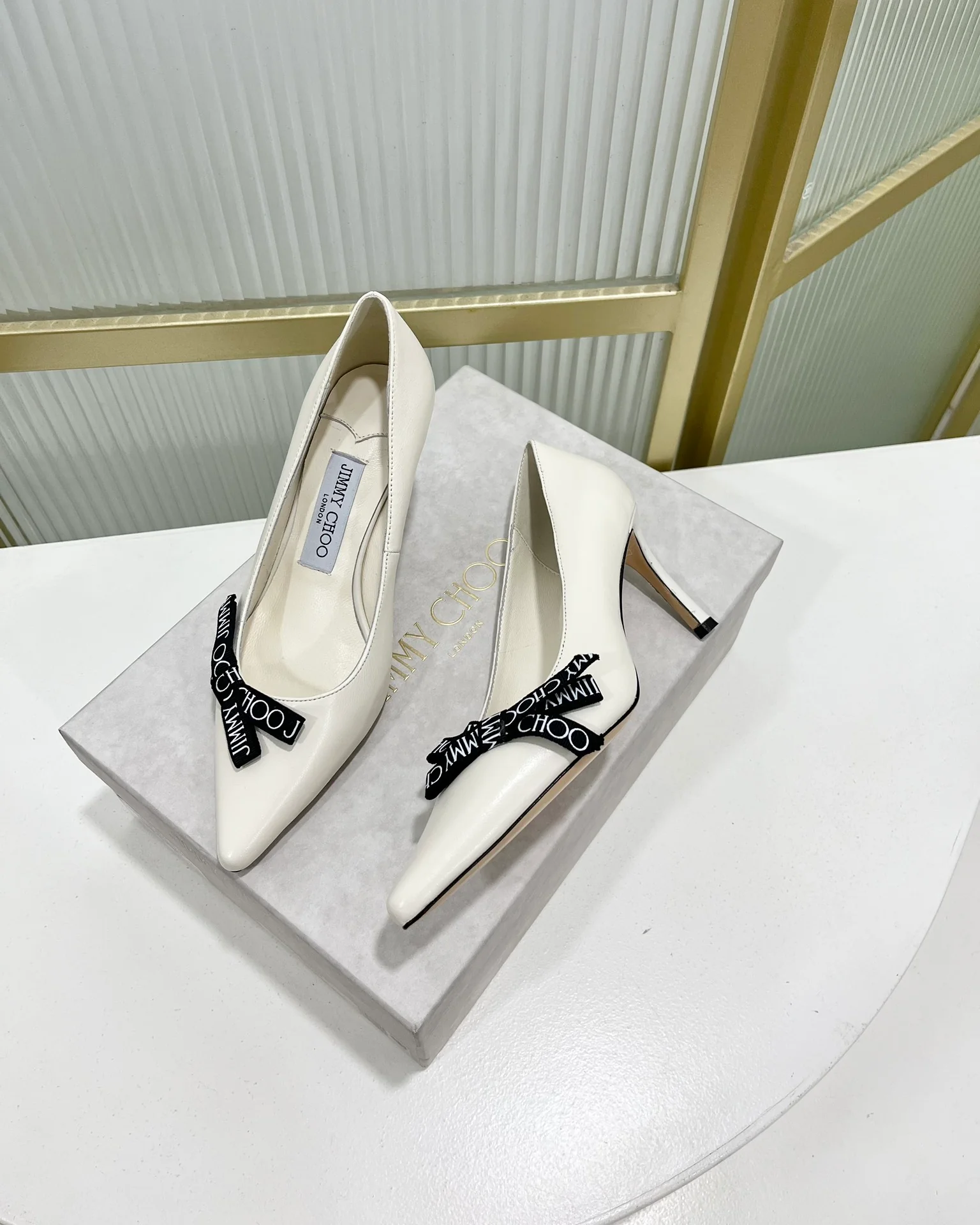 Jimmy - Новинка 2023 года - Туфли на высоком каблуке с острым носком и принтом из тесьмы - 6 см - Белые
