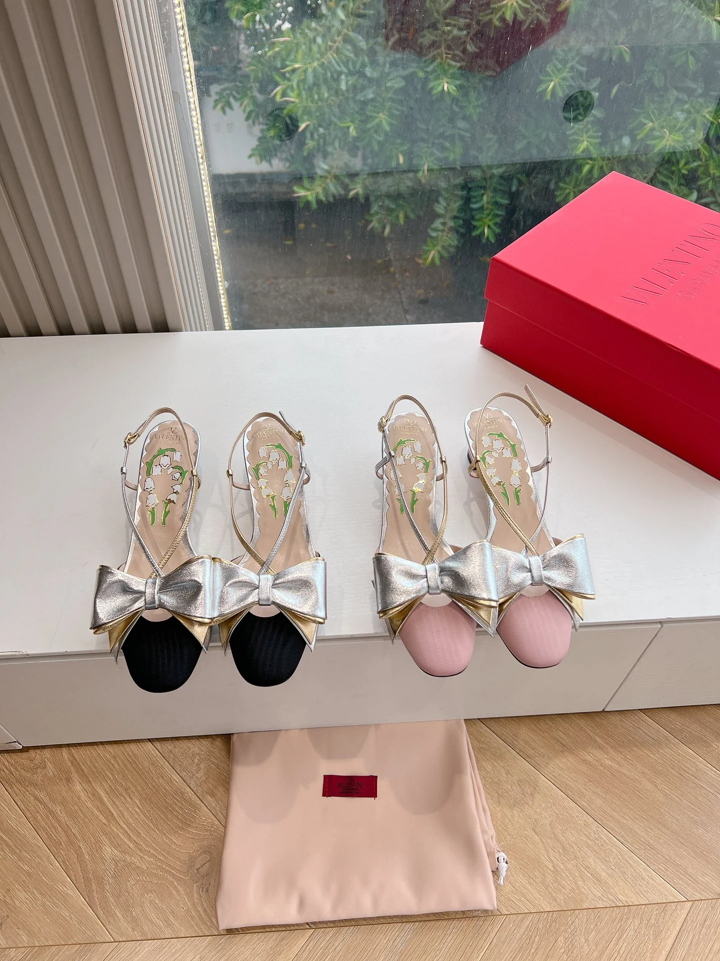 Босоножки на высоком каблуке с бантом от Valentino, коллекция 2024 года - изображение коллекции.