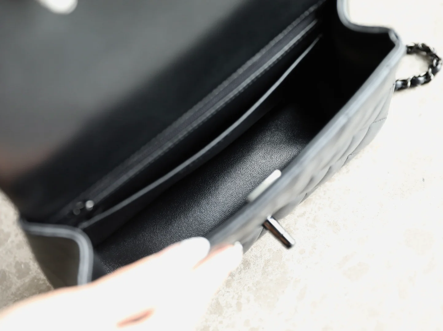 Мини-сумочка Chanel 25p-CF с клапаном — черная с черной пряжкой.