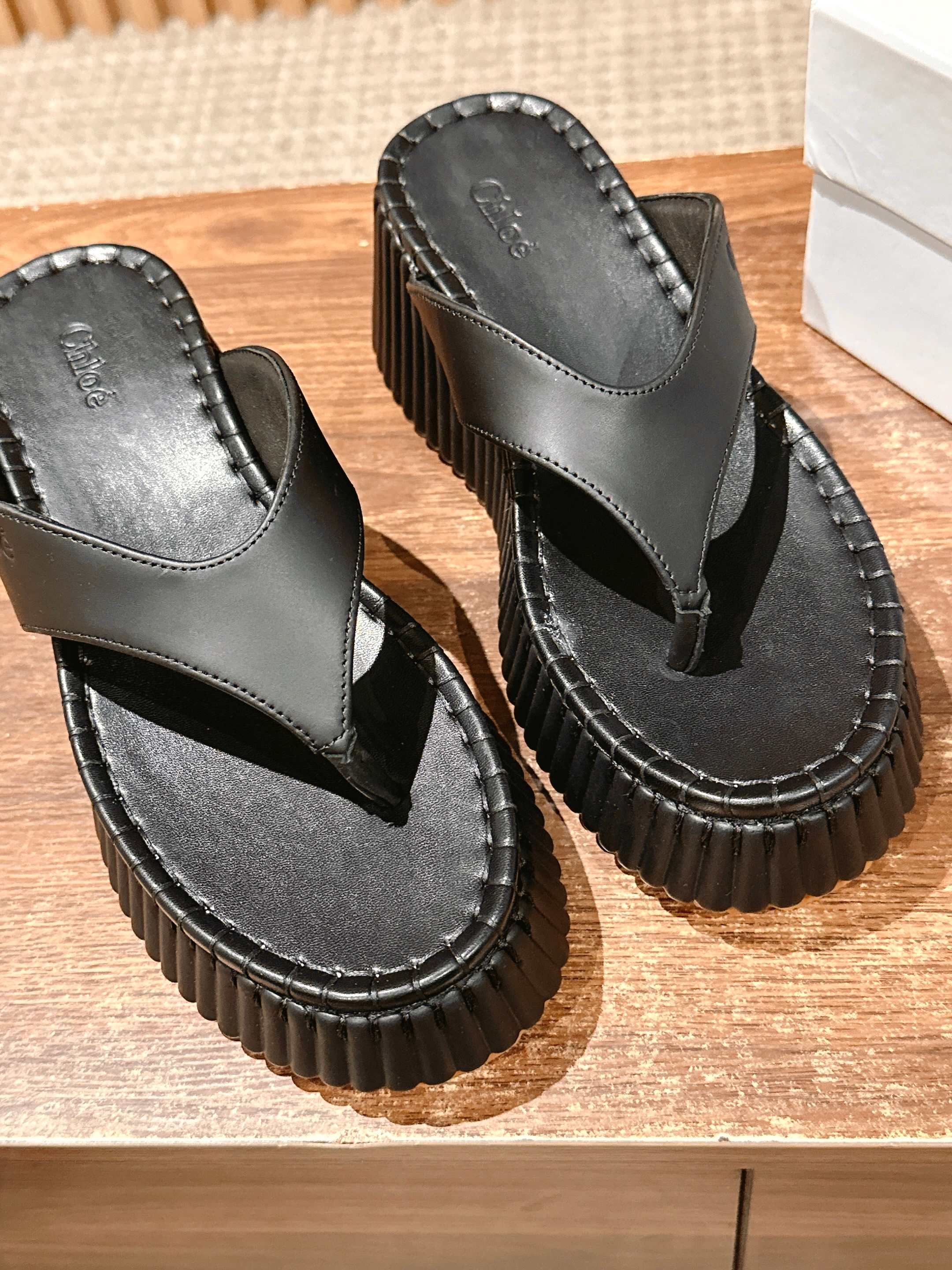 Шлёпанцы на платформе Chloe - чёрные