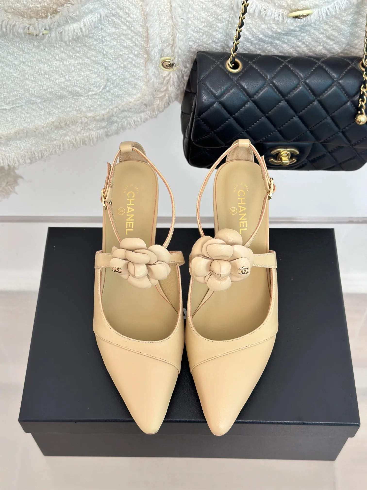 Новинка сезона весна/лето 2023 от Chanel - Босоножки на низком каблуке Camellia - Абрикосовый цвет