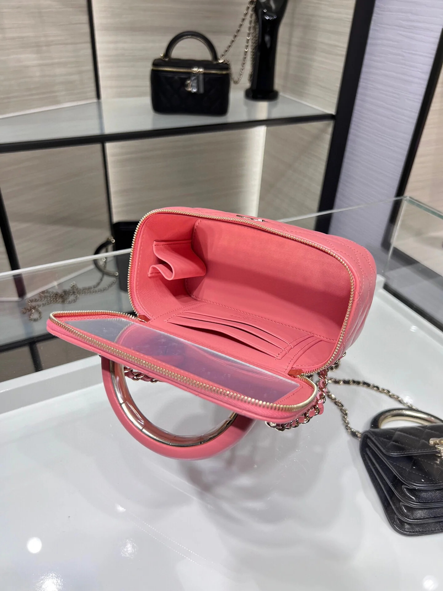 Сумочка для помады Chanel Métiers d'Art 2022 — квадратная, розовая, из овечьей кожи.