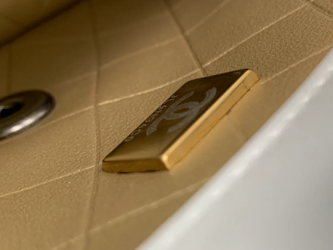 Новинка сезона осень/зима 2022 от Chanel - сумка с клапаном и значком - 22 см