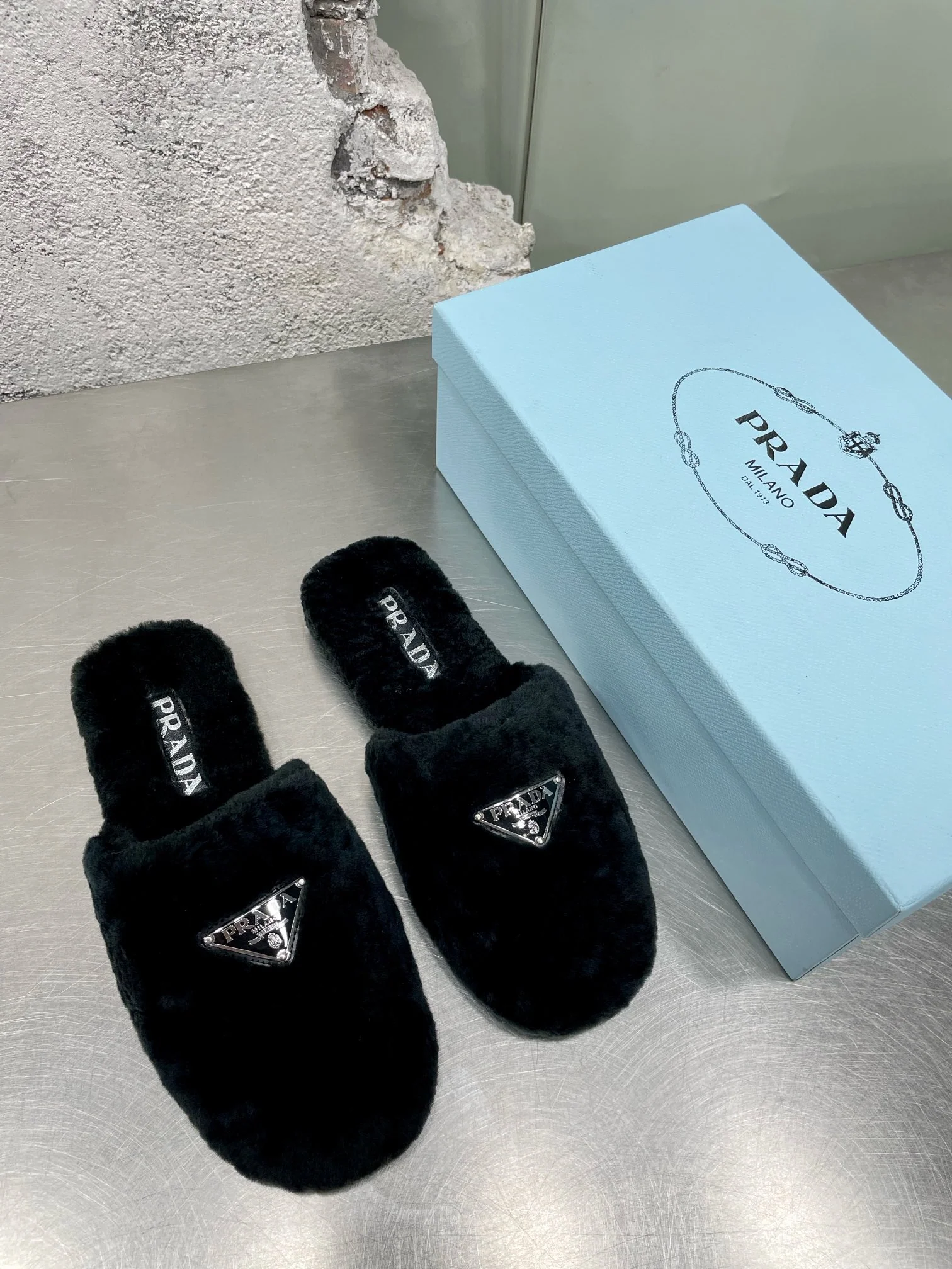 Новинка сезона осень/зима 2022 от Prada — Пушистые балетки — Стиль знаменитостей