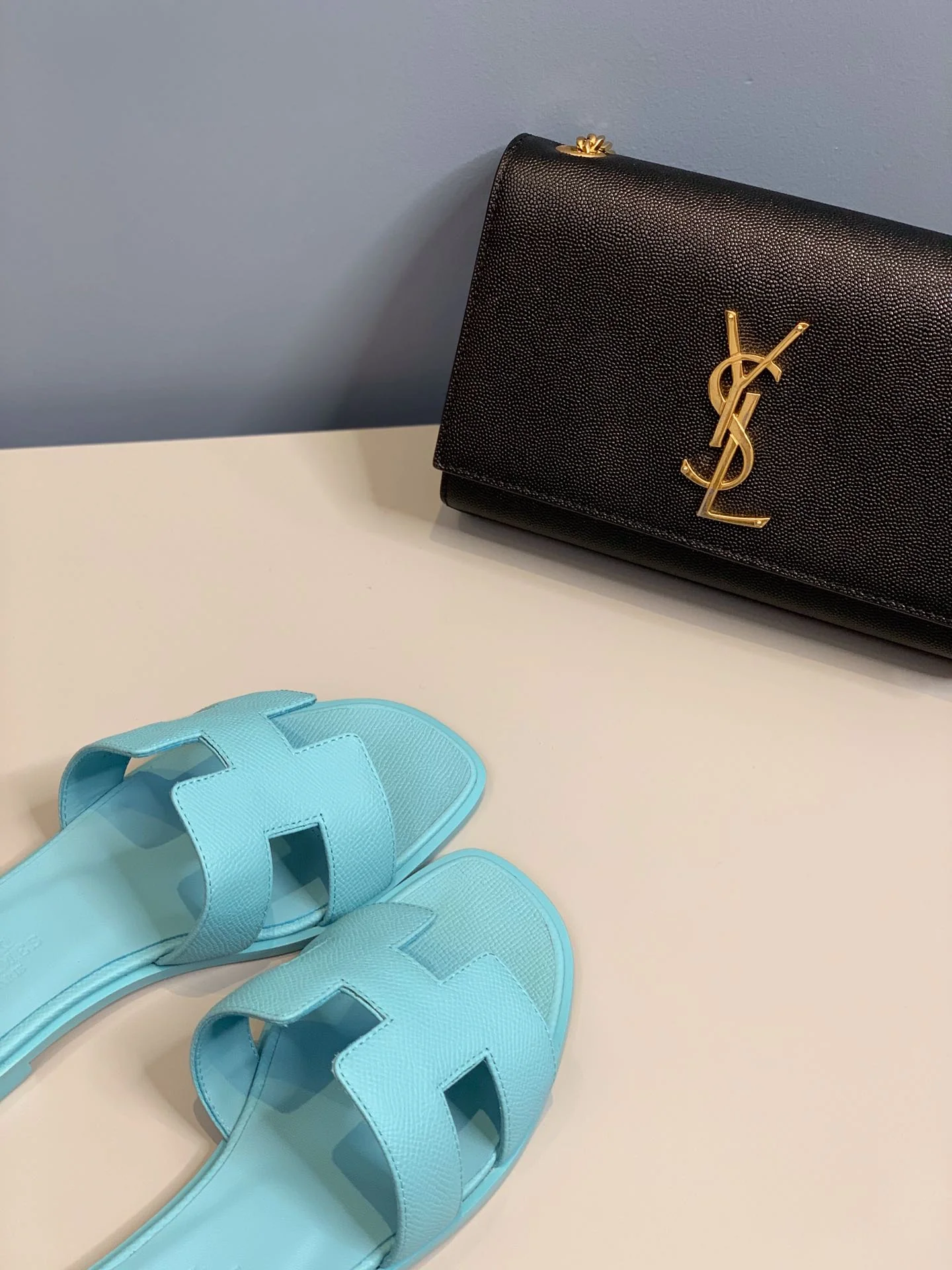 Новинка 2022 года от Hermes - Тапочки с отпечатком руки в форме буквы H - Светло-голубые